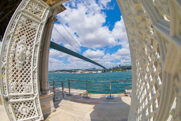 位于土耳其伊斯坦布尔Bosphorus海峡河岸的Beylerbeyi宫 — 图库照片