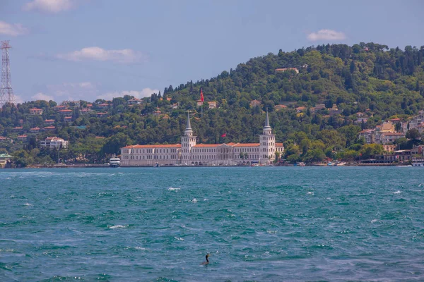 Boğazın kıyısındaki Beylerbeyi Sarayı - İstanbul, Türkiye