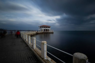 İstanbul 'da bulutlu ve rüzgarlı bir günde Moda rıhtımının dramatik uzun pozlama manzarası