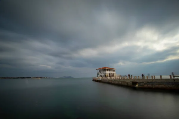 伊斯坦布尔一个多云多风的日子里 莫达码头的戏剧性的长曝光景观 — 图库照片
