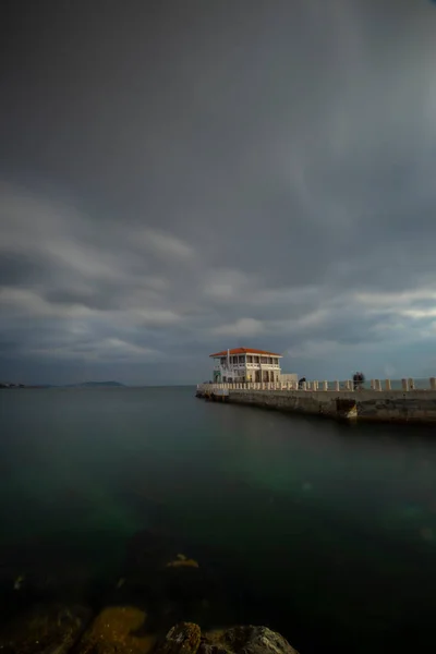 伊斯坦布尔一个多云多风的日子里 莫达码头的戏剧性的长曝光景观 — 图库照片