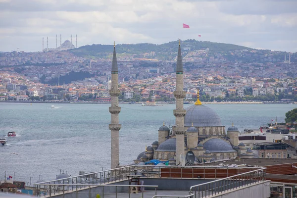 来自苏莱曼尼亚清真寺的土耳其 伊斯坦布尔 博斯普鲁斯和亚洲伊斯坦布尔 — 图库照片