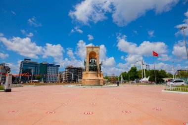 İstanbul'da Taksim meydanı . Taksim İstiklal Caddesi İstanbul'un popüler turizm merkezlerinden biridir.