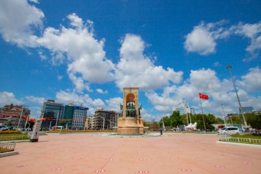 İstanbul'da Taksim meydanı . Taksim İstiklal Caddesi İstanbul'un popüler turizm merkezlerinden biridir.
