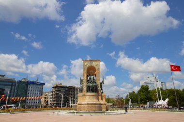İstanbul'da Taksim meydanı . Taksim İstiklal Caddesi İstanbul'un popüler turizm merkezlerinden biridir.