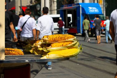 İstanbul'da Taksim meydanı . Taksim İstiklal Caddesi İstanbul'un popüler turizm merkezlerinden biridir.
