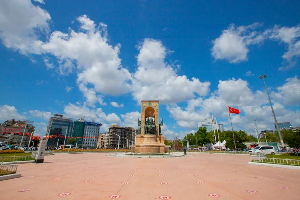 İstanbul'da Taksim meydanı . Taksim İstiklal Caddesi İstanbul'un popüler turizm merkezlerinden biridir.