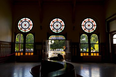 Bir zamanlar Doğu Ekspresi 'nin son durağı olan Sirkeci tren istasyonunu inşa eden Türk Demiryolları, İstanbul, Türkiye.