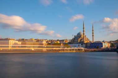 İstanbul Galata Köprüsü manzaralı.