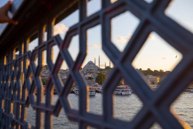 İstanbul Galata Köprüsü manzaralı.