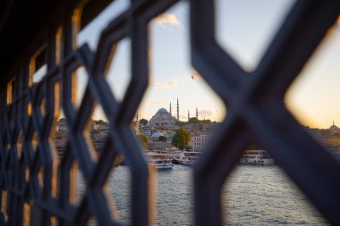 İstanbul Galata Köprüsü manzaralı.
