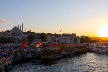 İstanbul Galata Köprüsü manzaralı.