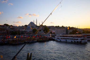 İstanbul Galata Köprüsü manzaralı.