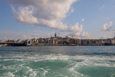 İstanbul Galata Köprüsü manzaralı.