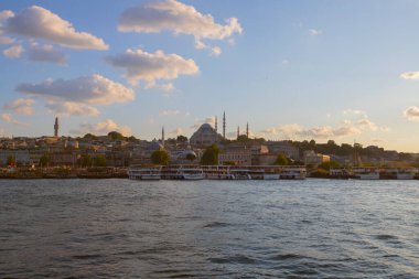 İstanbul Galata Köprüsü manzaralı.