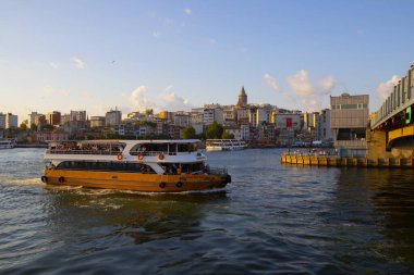 İstanbul Galata Köprüsü manzaralı.