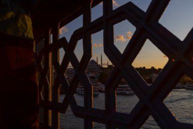 İstanbul Galata Köprüsü manzaralı.