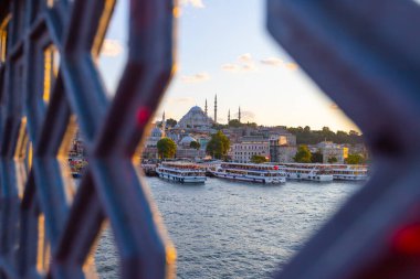 İstanbul Galata Köprüsü manzaralı.
