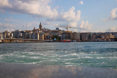 İstanbul Galata Köprüsü manzaralı.