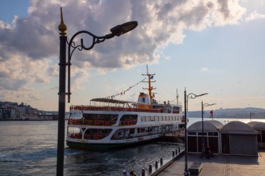 İstanbul Galata Köprüsü manzaralı.