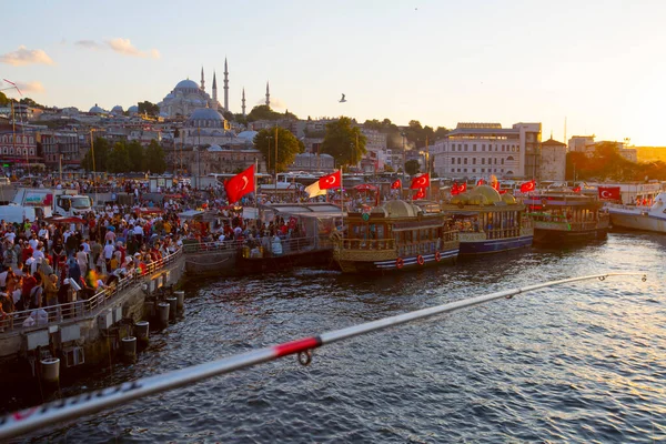 İstanbul Galata Köprüsü manzaralı.