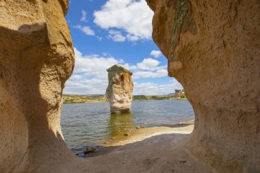 Arizona 'daki Antilop kanyonuna benzeyen kaya şekilleriyle dikkat çeken Tasyaran kanyonu, ziyaretçilerine muhteşem bir manzara sunuyor. Gün batımında kanyon manzarası ve dere.