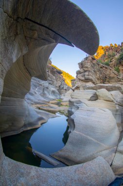 Arizona 'daki Antilop kanyonuna benzeyen kaya şekilleriyle dikkat çeken Tasyaran kanyonu, ziyaretçilerine muhteşem bir manzara sunuyor. Gün batımında kanyon manzarası ve dere.