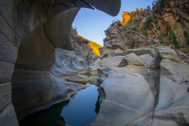 Arizona 'daki Antilop kanyonuna benzeyen kaya şekilleriyle dikkat çeken Tasyaran kanyonu, ziyaretçilerine muhteşem bir manzara sunuyor. Gün batımında kanyon manzarası ve dere.