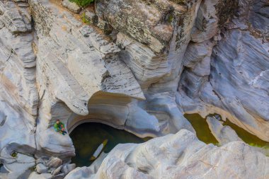Arizona 'daki Antilop kanyonuna benzeyen kaya şekilleriyle dikkat çeken Tasyaran kanyonu, ziyaretçilerine muhteşem bir manzara sunuyor. Gün batımında kanyon manzarası ve dere.