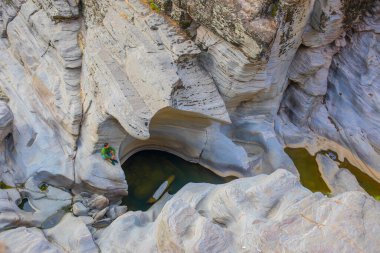 Arizona 'daki Antilop kanyonuna benzeyen kaya şekilleriyle dikkat çeken Tasyaran kanyonu, ziyaretçilerine muhteşem bir manzara sunuyor. Gün batımında kanyon manzarası ve dere.