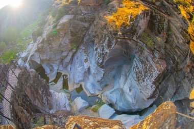 Arizona 'daki Antilop kanyonuna benzeyen kaya şekilleriyle dikkat çeken Tasyaran kanyonu, ziyaretçilerine muhteşem bir manzara sunuyor. Gün batımında kanyon manzarası ve dere.