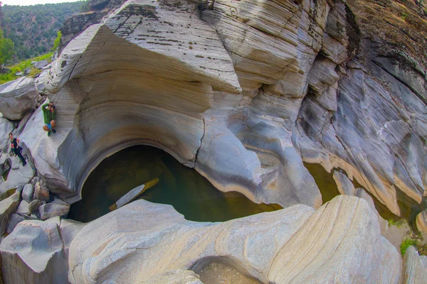 塔莎利亚峡谷以其与亚利桑那州安泰洛普峡谷相似的岩石形状吸引了人们的注意 为游客提供了壮观的景色 日落时峡谷的景色和溪流 — 图库照片
