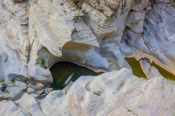 塔莎利亚峡谷以其与亚利桑那州安泰洛普峡谷相似的岩石形状吸引了人们的注意 为游客提供了壮观的景色 日落时峡谷的景色和溪流 — 图库照片