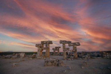 Usak 'ın Ulubey bölgesinde Blaundus harabeleri var. Roma İmparatorluğu 'nun kalıntıları. Helenistik dönemde inşa edilmiş bir şehir. Binlerce yıllık Blaundus antik kenti