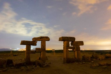 Usak 'ın Ulubey bölgesinde Blaundus harabeleri var. Roma İmparatorluğu 'nun kalıntıları. Helenistik dönemde inşa edilmiş bir şehir. Binlerce yıllık Blaundus antik kenti