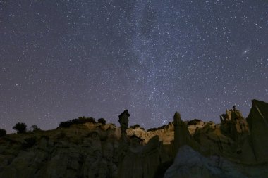 Kula Geopark bölgesi, volkanik faaliyetlerin tarih öncesi zamanlara kadar devam ettiği Türkiye 'nin en genç volkanik bölgesidir. Süreç devam ediyor, bazı kabadayılar düşüyor ve yenileri oluşuyor..