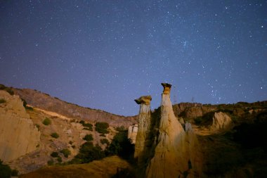 Kula Geopark bölgesi, volkanik faaliyetlerin tarih öncesi zamanlara kadar devam ettiği Türkiye 'nin en genç volkanik bölgesidir. Süreç devam ediyor, bazı kabadayılar düşüyor ve yenileri oluşuyor..