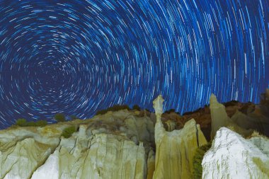 Kula Geopark bölgesi, volkanik faaliyetlerin tarih öncesi zamanlara kadar devam ettiği Türkiye 'nin en genç volkanik bölgesidir. Süreç devam ediyor, bazı kabadayılar düşüyor ve yenileri oluşuyor..