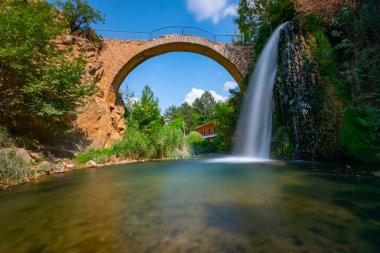 Cilandiras Köprüsü 'nün (diğer adıyla Clandras Kprs) Panorama manzarası ve yakınlarındaki şelale, Karahalli, Usak, Türkiye. Köprü Phrygian zamanında inşa edildi.
