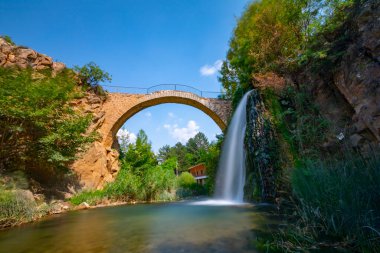 Cilandiras Köprüsü 'nün (diğer adıyla Clandras Kprs) Panorama manzarası ve yakınlarındaki şelale, Karahalli, Usak, Türkiye. Köprü Phrygian zamanında inşa edildi.