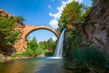 Cilandiras Köprüsü 'nün (diğer adıyla Clandras Kprs) Panorama manzarası ve yakınlarındaki şelale, Karahalli, Usak, Türkiye. Köprü Phrygian zamanında inşa edildi.