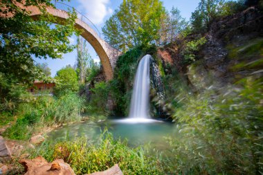 Cilandiras Köprüsü 'nün (diğer adıyla Clandras Kprs) Panorama manzarası ve yakınlarındaki şelale, Karahalli, Usak, Türkiye. Köprü Phrygian zamanında inşa edildi.