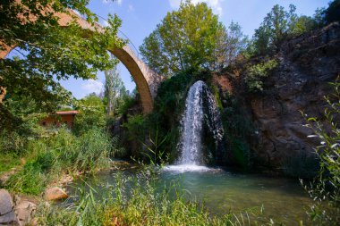 Cilandiras Köprüsü 'nün (diğer adıyla Clandras Kprs) Panorama manzarası ve yakınlarındaki şelale, Karahalli, Usak, Türkiye. Köprü Phrygian zamanında inşa edildi.
