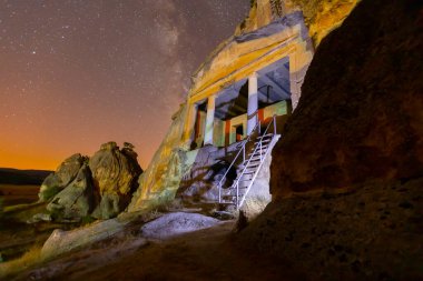 Phrygian Vadisi 'ndeki kaya oluşumları ve antik kaya mezarlarının görüntüsü