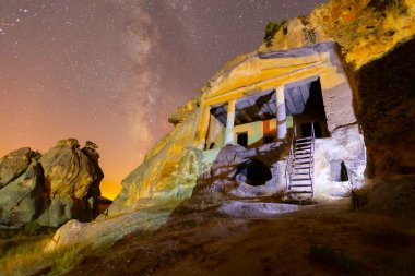 Phrygian Vadisi 'ndeki kaya oluşumları ve antik kaya mezarlarının görüntüsü