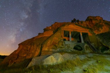 Phrygian Vadisi 'ndeki kaya oluşumları ve antik kaya mezarlarının görüntüsü