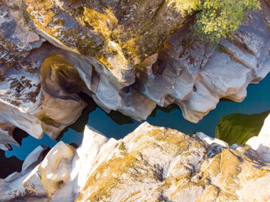 Gün batımında Tasyaran Vadisi Doğal Park Kanyonu 'nun (nam-ı diğer Tayaran Vadisi) inanılmaz kaya oluşumları. Usak (Usak), Türkiye 'de kurulmuş.