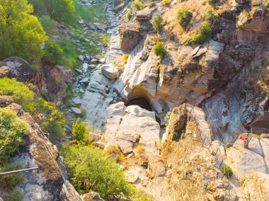 Gün batımında Tasyaran Vadisi Doğal Park Kanyonu 'nun (nam-ı diğer Tayaran Vadisi) inanılmaz kaya oluşumları. Usak (Usak), Türkiye 'de kurulmuş.