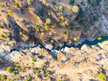 Gün batımında Tasyaran Vadisi Doğal Park Kanyonu 'nun (nam-ı diğer Tayaran Vadisi) inanılmaz kaya oluşumları. Usak (Usak), Türkiye 'de kurulmuş.