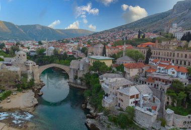 Mostar şehrindeki eski köprü ve nehir.
